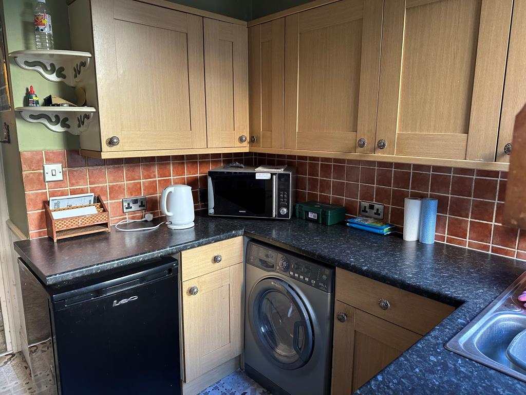 Lot: 145 - ONE-BEDROOM GARDEN FLAT FOR IMPROVEMENT - Kitchen